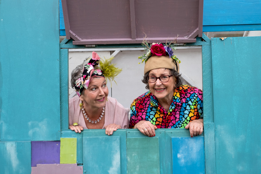 Foto: Alice Hoffmann und Bettina Koch in »In Würde albern«
